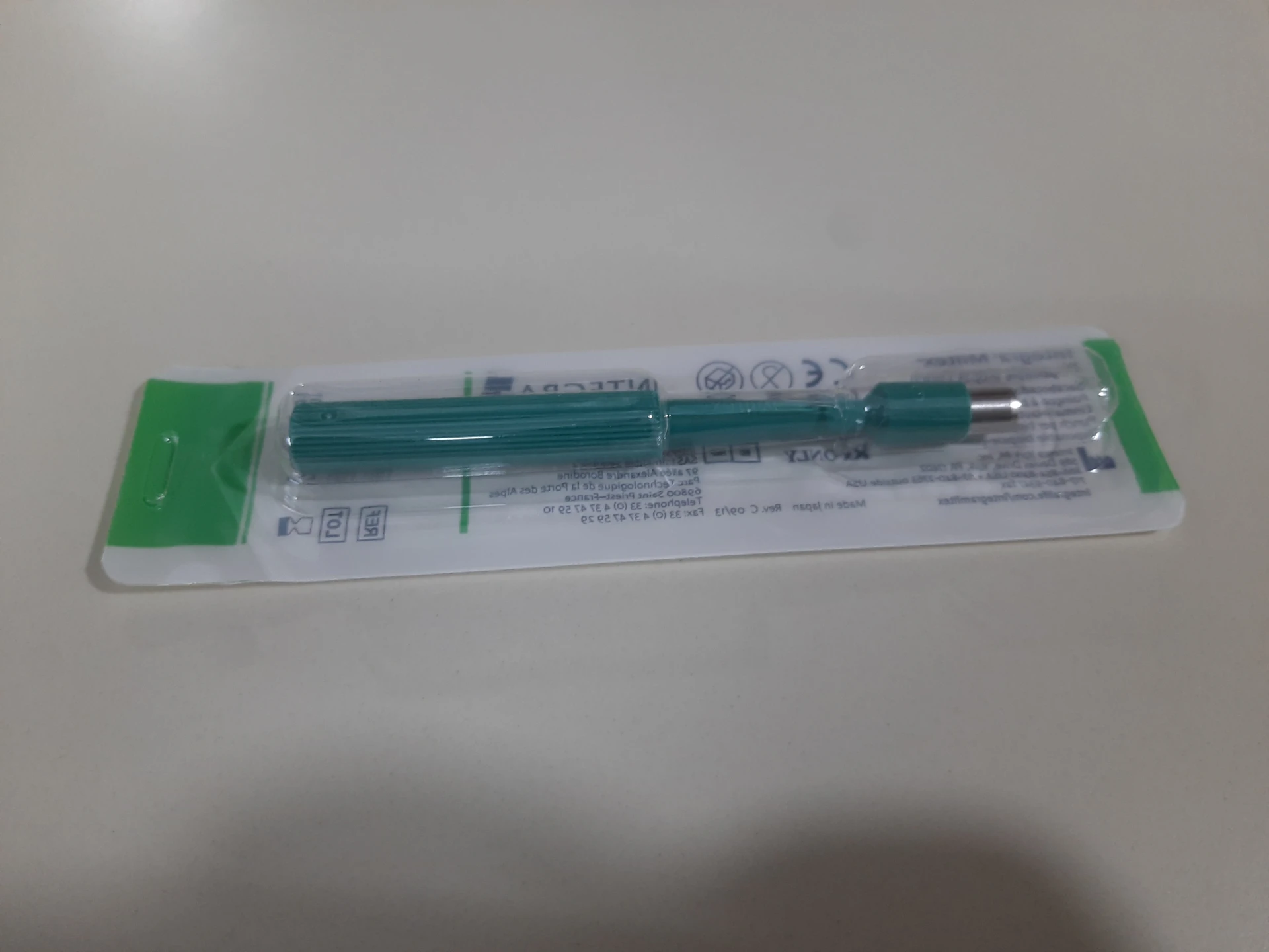 Disposable 4 mm biopsy punch with cylindrical cutting trephine and ribbed handle